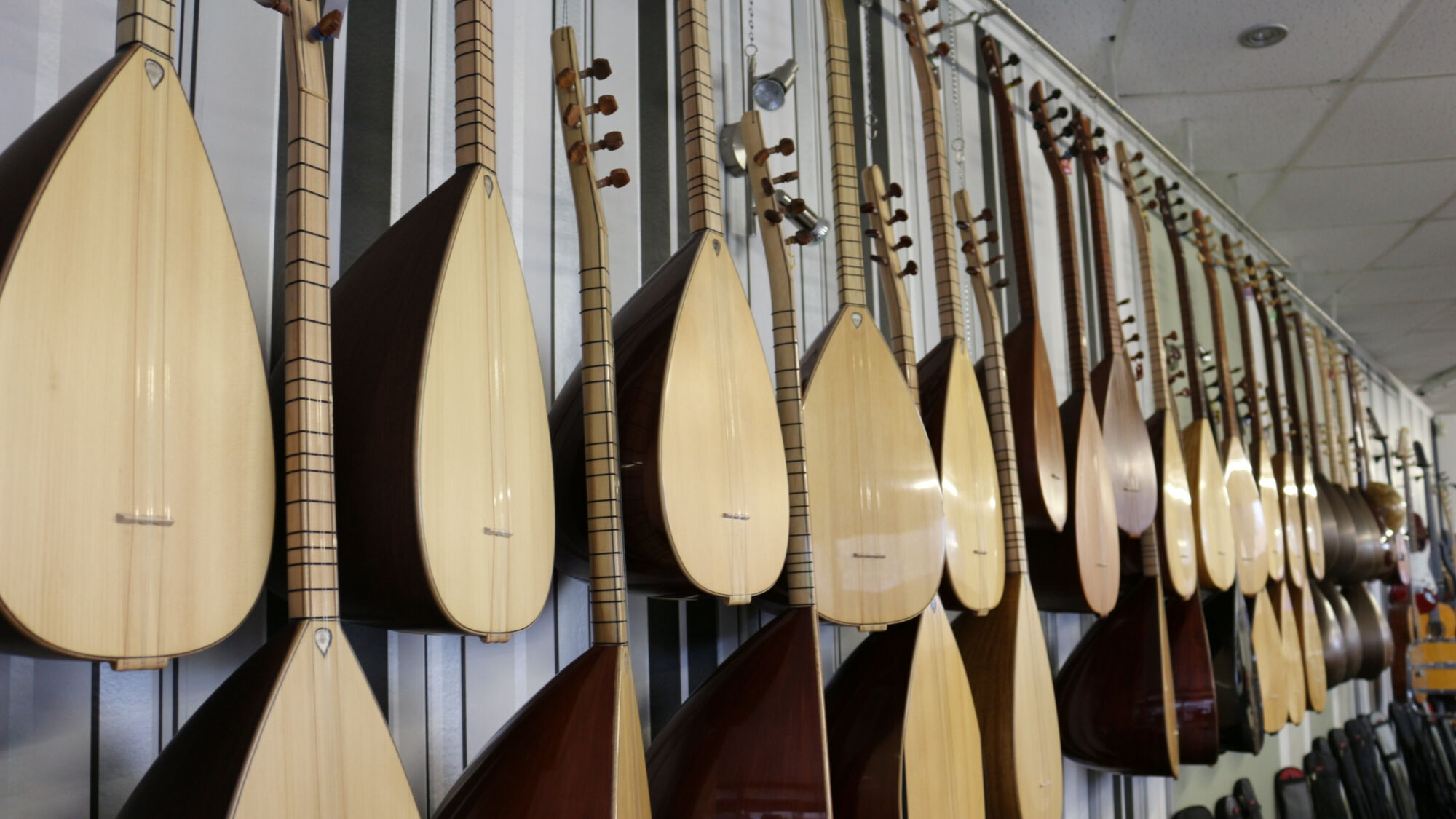 La Maison du Saz, un savoir-faire unique en matière d&#8217;instruments traditionnels Guebwiller